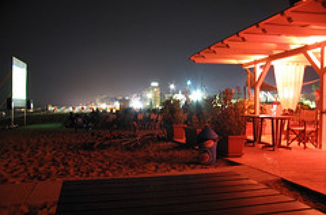 Discoteche chiuse per ferie la notte si sposta in spiaggia