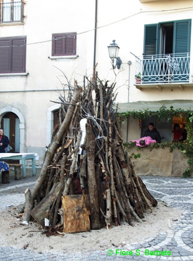 Il diluvio ha spento i falò e la festa