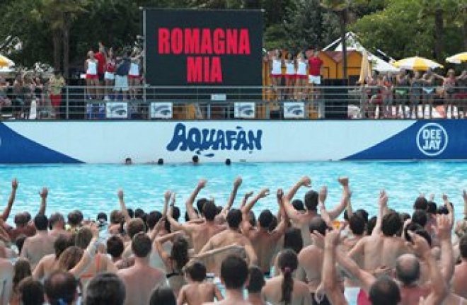 4.000 bagnanti hanno intonato il canto “Romagna mia” da guinness nella vasca a onde dell’Aquafan