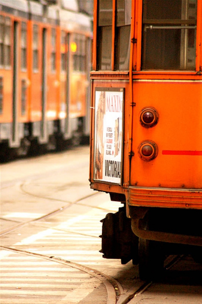 Tram su rotaia sulla vecchia via Emilia